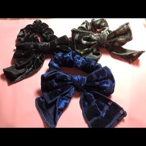 ❄️ Anthropologie velvet bow ponytail Holder